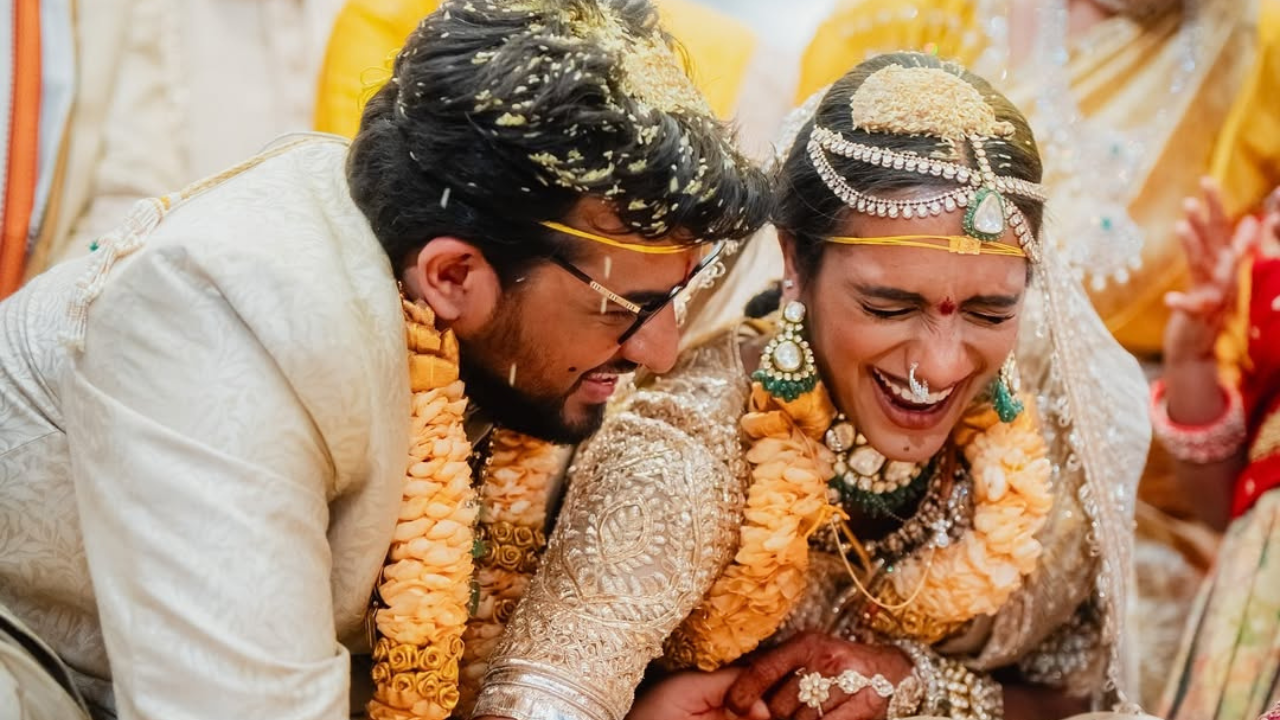 उदयपूरच्या सुंदर निसर्गरम्य वातावरणात आणि जवळच्या काही माणसांच्या उपस्थितीत PV सिंधू आणि  वेंकट दत्त साईने विवाह सोहळा उरकून घेतला आहे. 