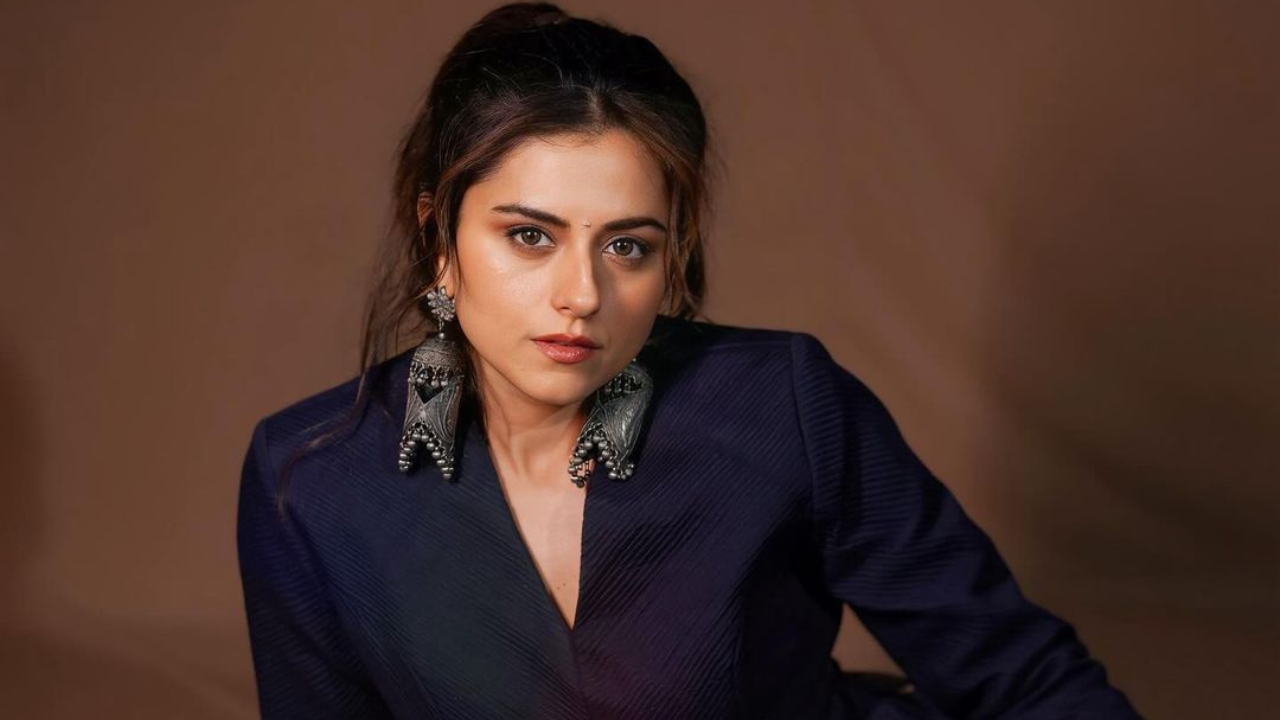 कॉमेंट्समध्ये नेटकऱ्यांनी कॉमेंट्सचा वर्षाव केला आहे. विशिष्ट करून तिच्या काळ्या डोळ्यांना पाहून चाहते जास्त आकर्षित झाल्याचे दिसून येत आहे.
