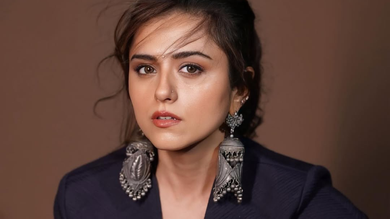 वेस्टर्न लुकमध्ये अभिनेत्री फार सुंदर आणि आकर्षक दिसत आहे. तिच्या डोळ्यांमध्ये दिसून येणारी तेज नेतकऱ्यांना कॉमेंट्स करण्यास भुरळ पाडत आहे. 
