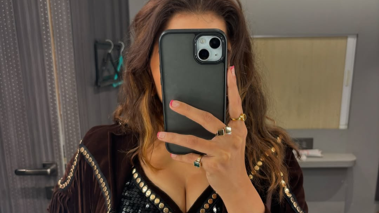 अभिनेत्री जान्हवी किल्लेकर हिने तिच्या @jahnavikillekar या इंस्टाग्राम हँडलवर बिग बॉसच्या आठवणी शेअर केल्या आहेत. या फोटोंमध्ये तिचा अंतिम फेरीतील आऊटफिट दिसून येत आहे.