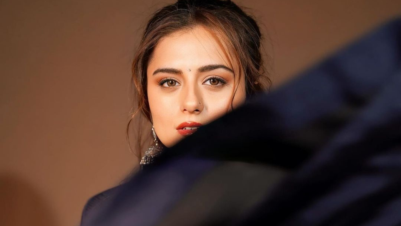 रिद्धी डोगराचा लूक फार आकर्षक दिसत आहे. कानात मोठ्या आकाराचे झूमके तिच्या सौंदर्याला चार चंद्र लावत आहेत. सौम्य पद्धतीने केलेले मेकअप तिच्या रुपाला आणखीन तेज देत आहे.