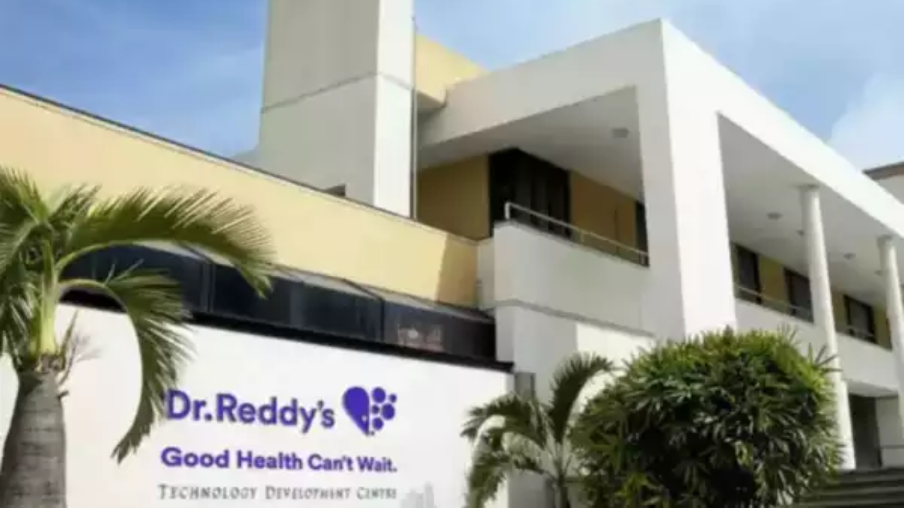 DRREDDY आजच्या निफ्टी ५० मधील टॉप गेनर ठरला आहे. १२७६.९० वर बंद झाला असून आज यामध्ये २९.२५ दराची वाढ दिसून आली आहे. हि वाढ २.३४% इतकी आहे.  