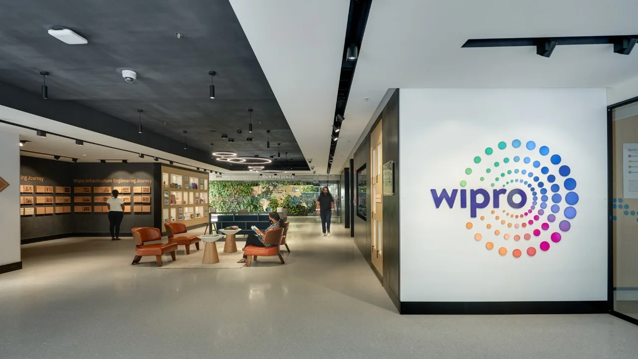 WIPRO तिसऱ्या क्रमांकावर असून ३११.९५ दरावर बंद झाला आहे. दरात ३.१० पॉइंट्सने वाढ झाली आहे. तर ही वाढ १.००% इतकी आहे. 