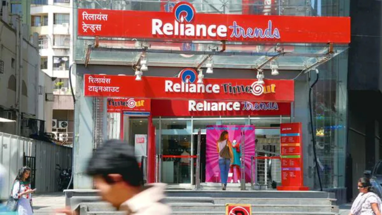 RELIANCE चौथ्या क्रमांकावर असून १२५४.३५ दरावर बंद झाला आहे. दरात ९.०५ पॉईंट्सने वाढ दिसून आली आहे. ही वाढ ०.७३% इतकी आहे. 