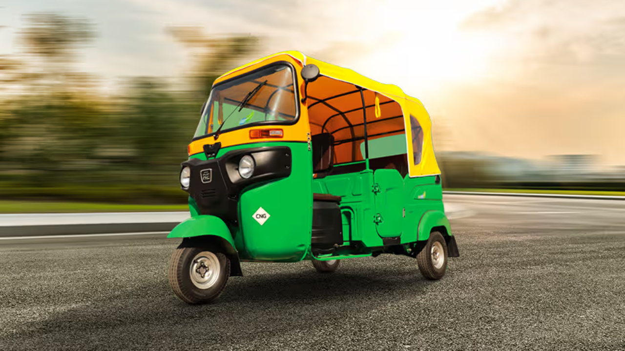 तर पाचव्या स्थानी BAJAJ AUTO असून दर ८९५५.०० या दरावर बंद झाला आहे. दरात ६०.००० पॉइंट्सची वाढ दिसून आली आहे. तर ०.६७% वाढ दिसून आली आहे. 