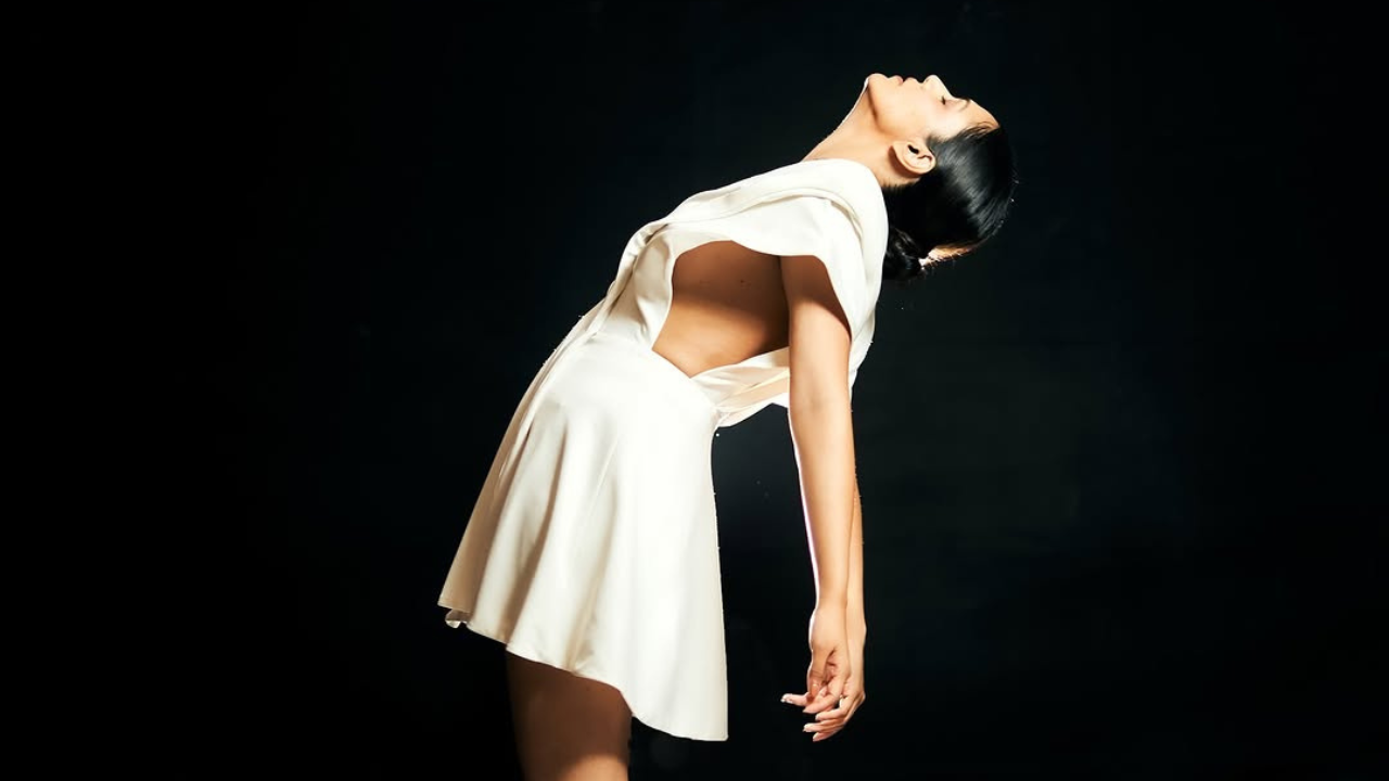 श्रियाच्या चाहत्यांनी कॉमेन्टमध्ये गर्दीच केली आहे. मुळात, छायाचित्रांमध्ये तिने मारलेली हटके स्टाईल चाहत्यांना फार आवडली आहे.  