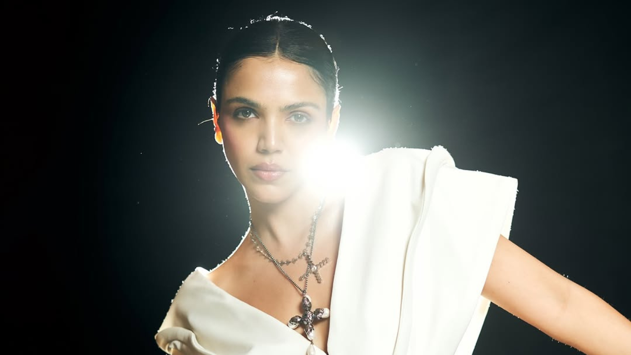 श्रियाने कॅप्शनमध्ये तिच्या आऊटफिटबद्दल संपूर्ण माहिती दिली आहे. तसेच तिने #ElleGraduates2024 हा हॅशटॅग वापरात आणत @elleindia ला टॅग केले आहे. 