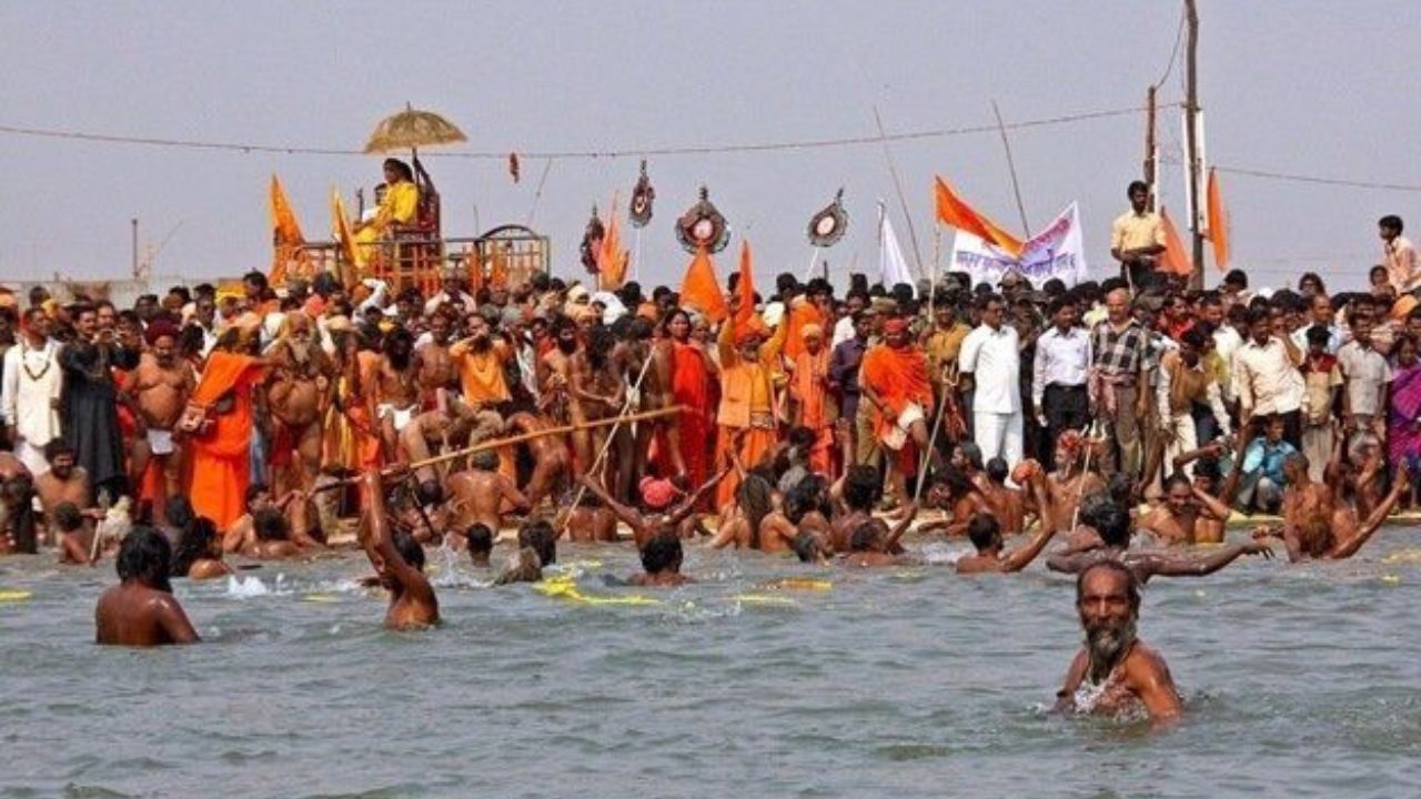 पूर्ण कुंभ - 12 वर्षांनंतर साजरा होणाऱ्या कुंभमेळ्याला पूर्ण कुंभमेळा म्हणतात. पूर्ण कुंभ फक्त प्रयागराजमधील संगम किनारी आयोजित केला जातो. अशाप्रकारे, पुढील वर्षी जानेवारी 2025 मध्ये प्रयागराजमध्ये होणारा मेळा केवळ कुंभच नाही तर पूर्ण कुंभ आहे. 