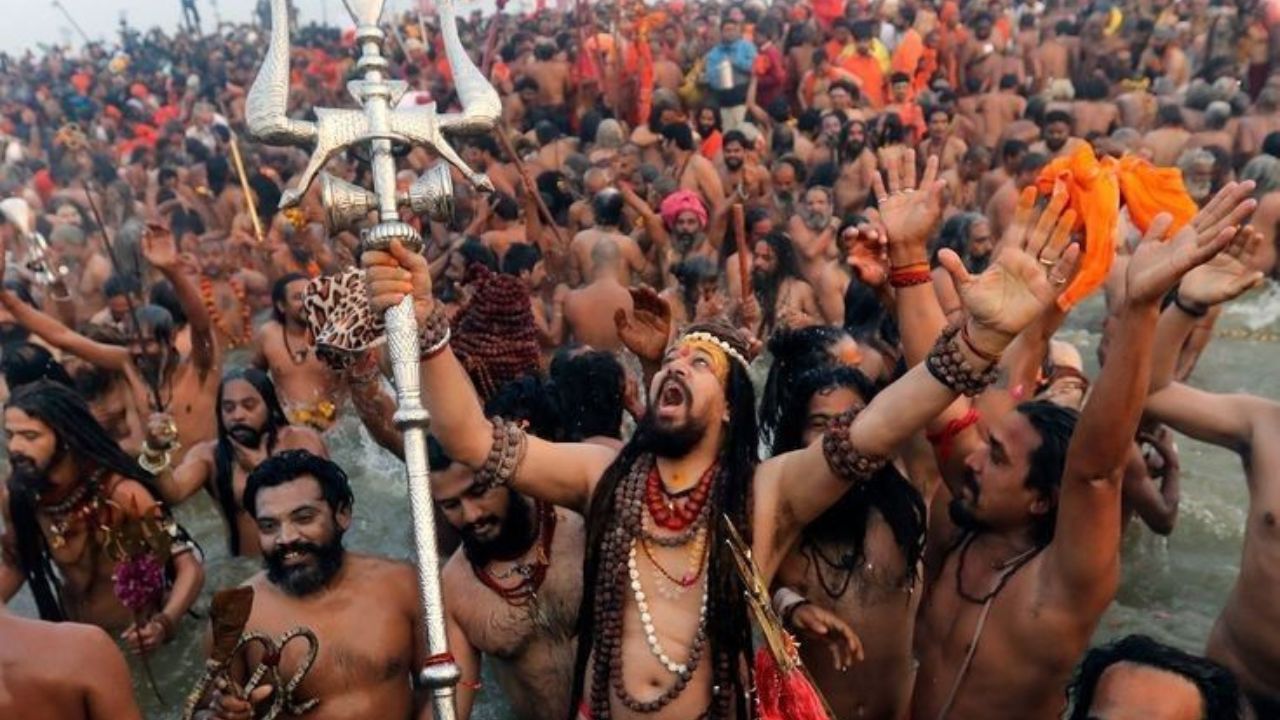 महाकुंभ - दर 144 वर्षांनी भरणाऱ्या कुंभमेळ्याला महाकुंभ म्हणतात. हे फक्त प्रयागराजमध्ये आयोजित केले जाते. कारण हा कुंभमेळा अनेक वर्षांनी येतो त्यामुळे त्याला विशेष महत्त्व आहे. 