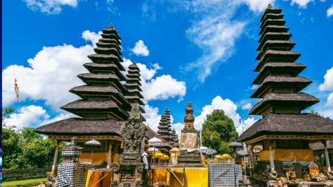 सेलिब्रिटींच आवडतं ठिकाण म्हणजे मालदिव. विकेंड हॉलिडेला मजा मस्ती आनंदासाठी सेलिब्रिटी मालदिवला जाणं पसंत करतात.  लक्ष्यद्विपपासून जवळ असलेल्या या  देशाची अर्थव्यवस्था पर्यटनावर अवलंबून आहे. इथे असलेले स्वच्छ समुद्रकिनारे हे पर्यटकांचं लक्ष वेधून घेतात. भारतीयांना मालदिवमध्ये फिरण्यासाठी व्हिसा अर्ज दाखल करण्याची गरज भासत नाही. 