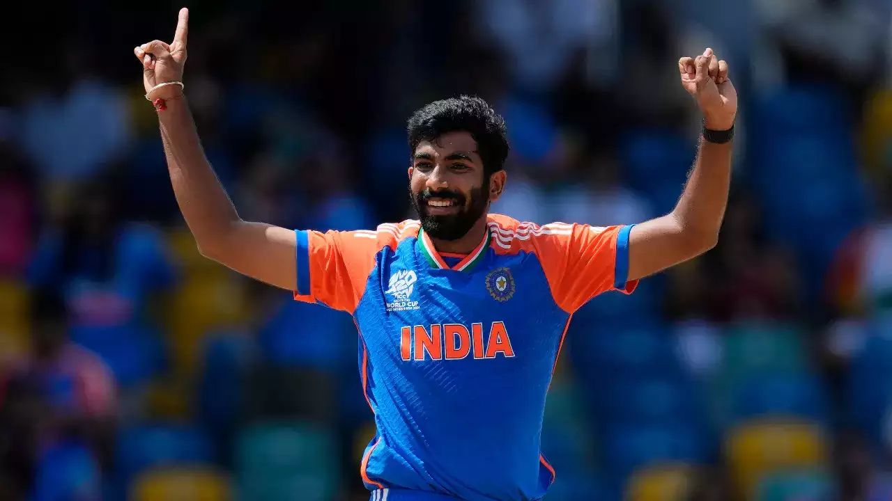 भारताचा वेगवान गोलंदाज सध्या बॉर्डर गावस्कर ट्रॉफीचा दुसरा सामना खेळत आहे. आज बुमराह त्याचा ३० वा वाढदिवस साजरा करत आहे. पहिल्या कसोटीमध्ये टीम इंडियाने बुमराहच्या नेतृत्वाखाली सामना नावावर केला होता. फोटो सौजन्य - सोशल मीडिया 