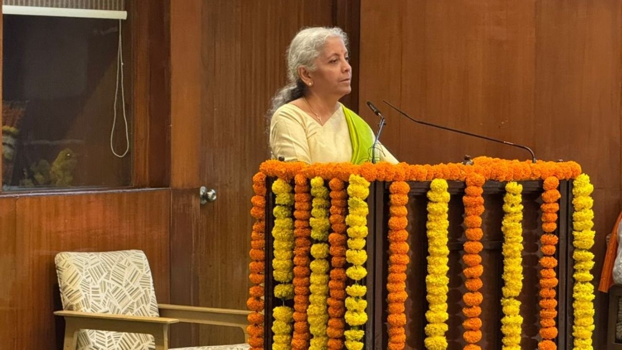 Union Finance Minister Nirmala Sitharaman Congratulated Devendra Fadnavis In Maharashtra Legislature