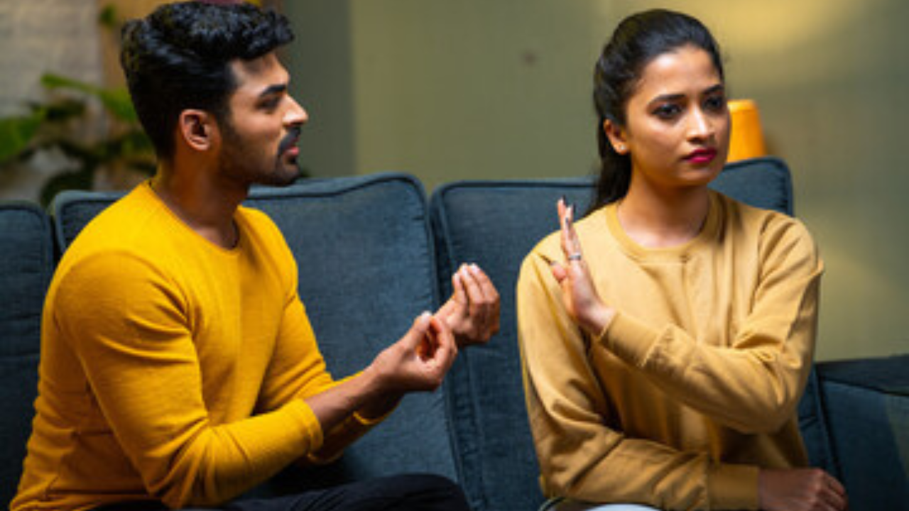 सन 2025 पासून सुरू होणारी शनिची साडेसाती तुमच्या कौटुंबिक जीवनावरही परिणाम करेल. घरात वाद-विवाद वाढू शकतात. घरगुती वादामुळे मानसिक तणाव राहील. घरातील नकारात्मक ऊर्जा मानसिक समस्या वाढवू शकते. वडिलांशी विनाकारण वाद होऊ शकतात. मोठ्या भावासोबत काही मुद्द्यावरून वाद होऊ शकतो