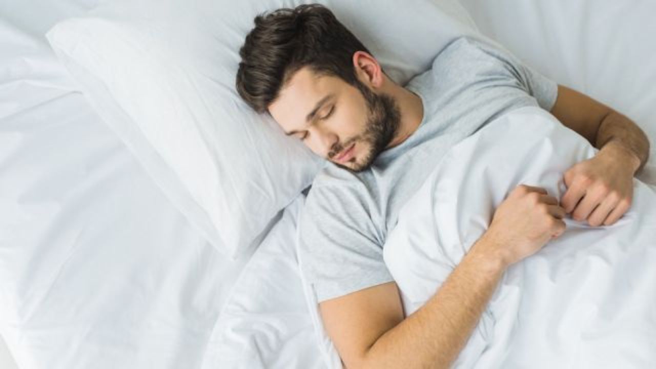 हल्ली लोक झोपेला कमी आणि त्यांच्या कामाला जास्त महत्त्व देतात. लोकांना सोशल मीडिया आणि मोबाईलवर वेळ घालवायला  अधिक आवडतं. तुम्हाला माहित आहे का की कोणत्या देशातील लोक जास्त झोपतात? 