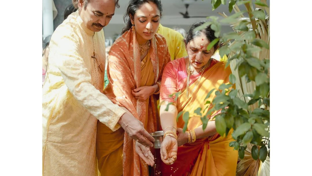 सोभिताच्या आईचा क्लासी लुक