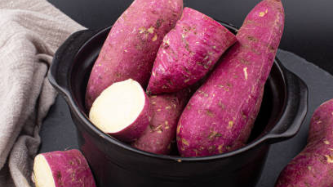 या यादीत रताळ्याचा पहिला क्रमांक लागतो. याला स्वीट पोटॅटो असेही म्हणतात. त्यात जीवनसत्त्वे, खनिजे आणि अँटी-ऑक्सिडंट्स यांसारखे पोषक घटक मुबलक प्रमाणात आढळतात. हे तुम्ही उकडून वा भाजून रस्त्यावर खाल्ले तरीही त्याचा स्वाद उत्तम लागतो 