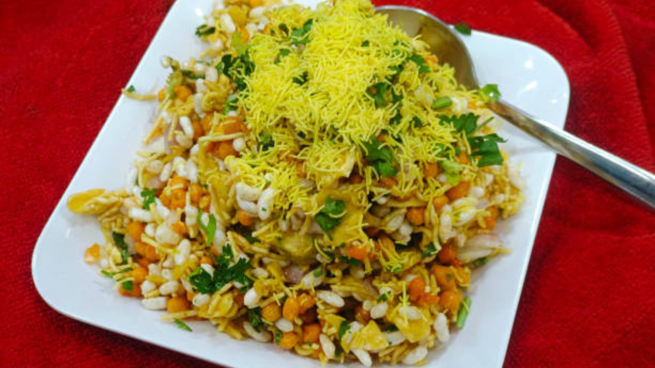 हेल्दी स्ट्रीट फूडमध्ये भेळपुरी तिसऱ्या क्रमांकावर आहे. कुरमुरे, कांदा, शेव, टोमॅटो, चिंचेची चटणी, पुदिन्याची चटणी, लिंबाचा रस, शेंगदाणे, भाजलेले चणे, चणाडाळ असे पदार्थ वापरतात. हे आरोग्यासाठी फायदेशीर मानले जाते