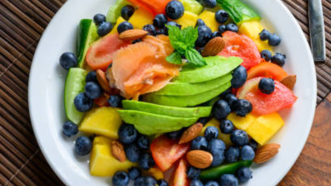 फ्रूट चाट हे हे चवदार तसेच आरोग्यदायी आहे. हे अनेक प्रकारच्या फळांचे मिश्रण करून बनवले जाते. फळांच्या चाटमध्ये फायबर मुबलक प्रमाणात आढळते. त्यामुळे तुम्ही हे ताज्या फळांचे मिश्रण नक्कीच खाऊ शकता 