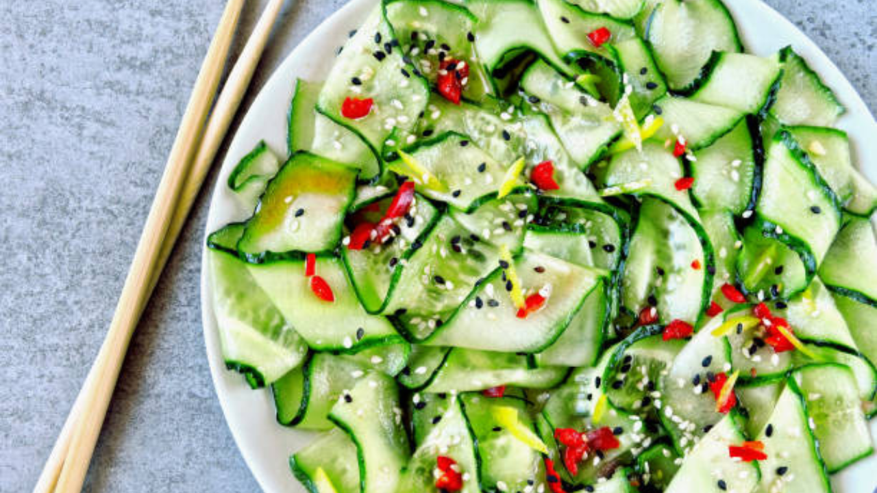 काकडी सर्रास ठेल्यावर तुम्हाला कापून मीठमसाला लाऊन दिली जाते. अनेकांना ही ताजी रसरशीत काकडी खायला आवडते. तुम्ही त्याचा स्वाद नक्कीच स्ट्रीट फूड म्हणून घेऊ शकता. काकडीत व्हिटॅमिन बी, व्हिटॅमिन सी, व्हिटॅमिन के, पोटॅशियम आणि तांबे मुबलक प्रमाणात असतात. यामुळे शरीराला पोषण मिळते