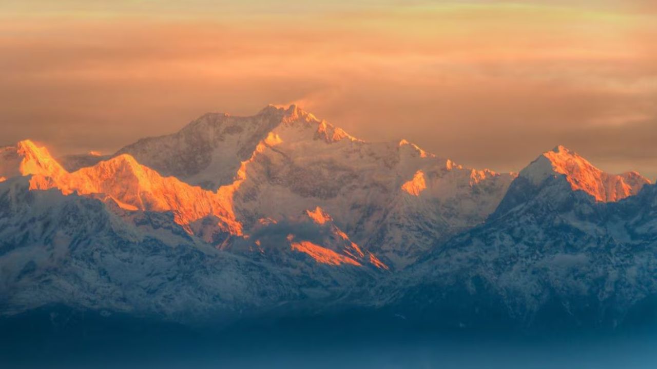 टायगर हिल, पश्चिम बंगाल : दार्जिलींग हा टायगर हिल जगभरातल्या पर्यचकांंच्या आकर्षणाचा केंद्र बिंदू आहे. पांढऱ्याशुभ्र कड्यावरुन सूर्यास्त पाहणं पर्यटकांसाठी आकर्षणाचा केंद्रबिंदू आहे. 