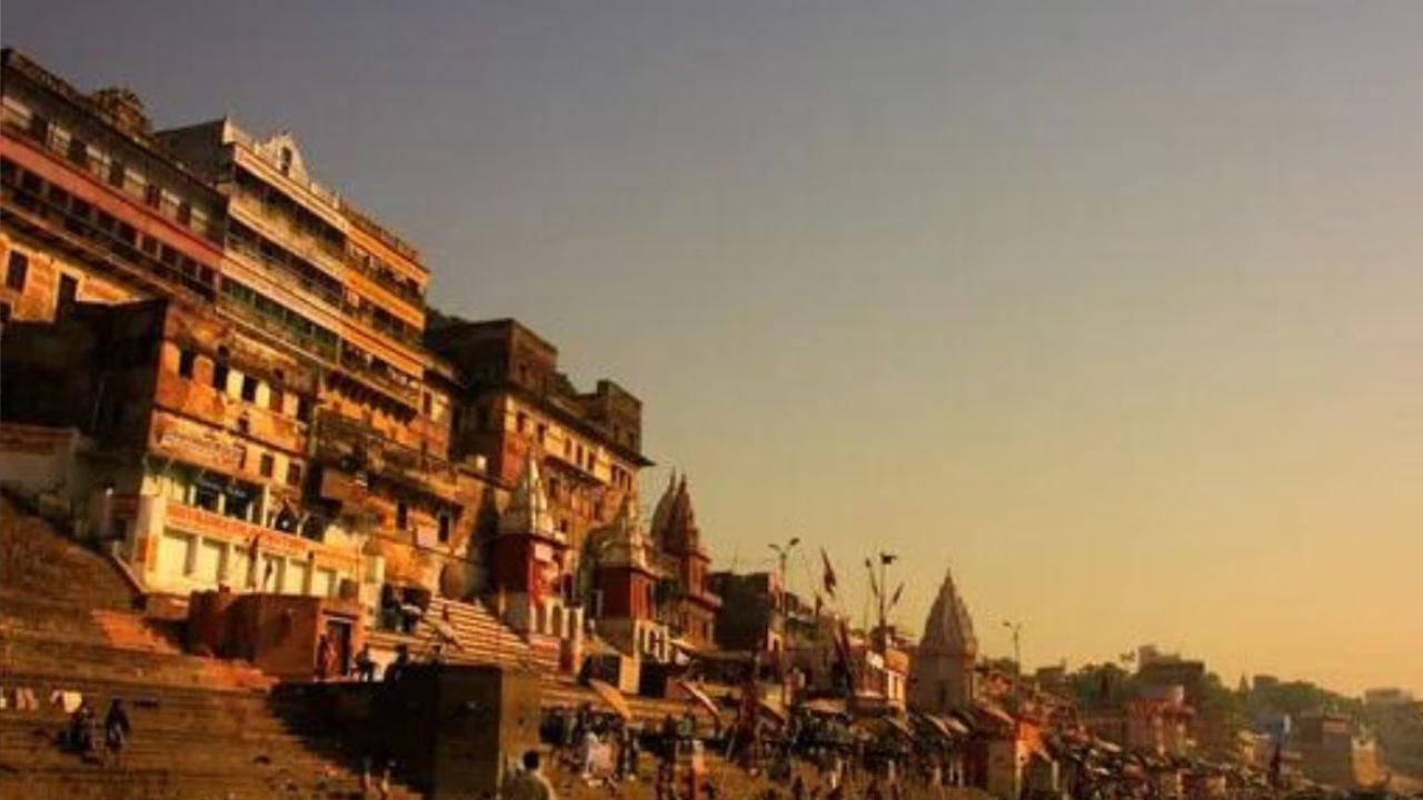 गंगा घाट,वाराणसी:  हिंदू धर्मात गंगा घाटाला पवित्र स्थान आहे. त्यामुळे भाविक कायम ठिकाणी येत असतात. मात्र गंगेचा घाट धार्मिक दृष्ट्या जितका पवित्र आहे तेवढंच त्याचं सौंदर्य देखील मनमोहक आहे. मावळतीला या ठिकाणी पर्यटक बोटींग साठी जातात.  संध्याकाळची सुटणारी गार हवा, आणि गंगेचा घाट पाहण्यासाठी  निसर्गप्रेमी कायम पसंती देतात. 