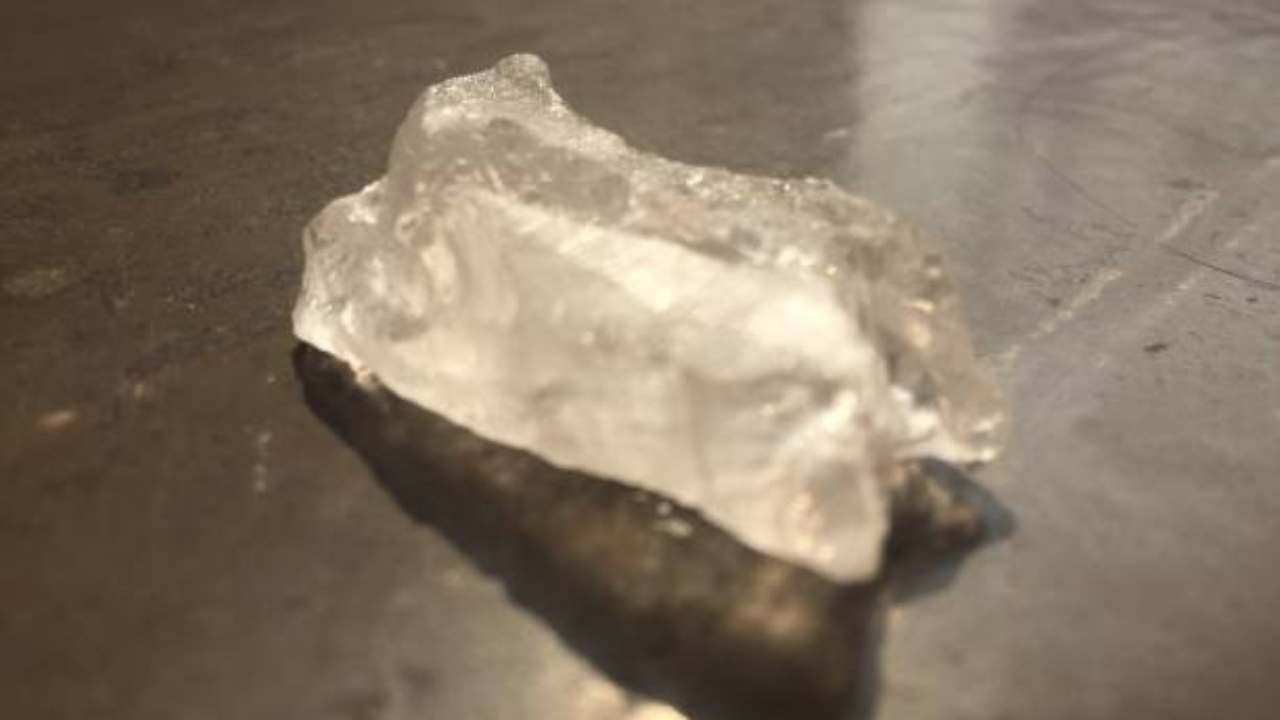 घामाच्या दुर्गंधीने त्रास होत असेल तर तुरटी आणि मीठ वापरा. यासाठी तुम्हाला फक्त अंघोळ करण्यापूर्वी पाण्यात तुरटी आणि मीठ मिसळावे लागेल. त्याबरोबर स्नान करा. असे केल्याने घामाच्या दुर्गंधीपासून आराम मिळतो