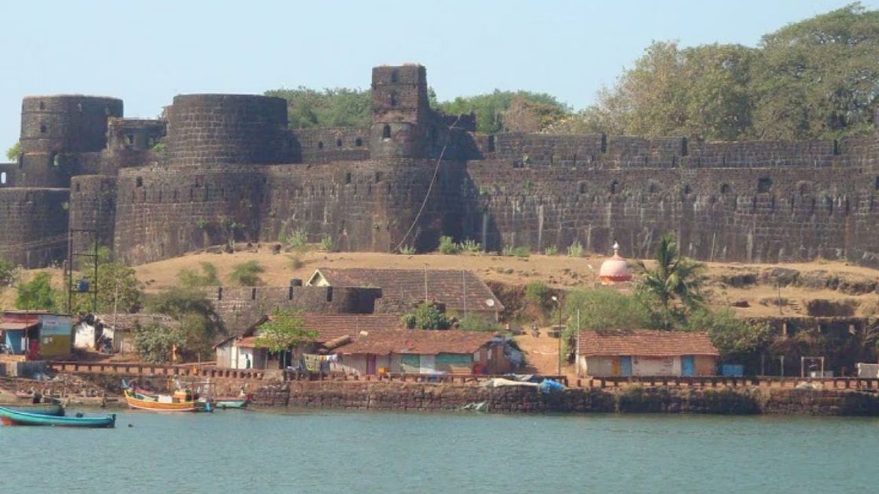 किल्ले विजयदुर्ग :  शिलाहार घराण्याचा राजा भोज याने इ.स.1195 मध्ये घेरीया किल्याची स्थापना केली. हा किल्ला पुढे आदिलशाहीत गेला. देवगडच्या समुद्रात असलेला हा किल्ला आदीलशाहीकडून मिळवत महारांजांनी विजय मिळवला म्हणून हा किल्ला पुढे जाऊन विजयदुर्ग नावाने ओळखला जाऊ लागला. 