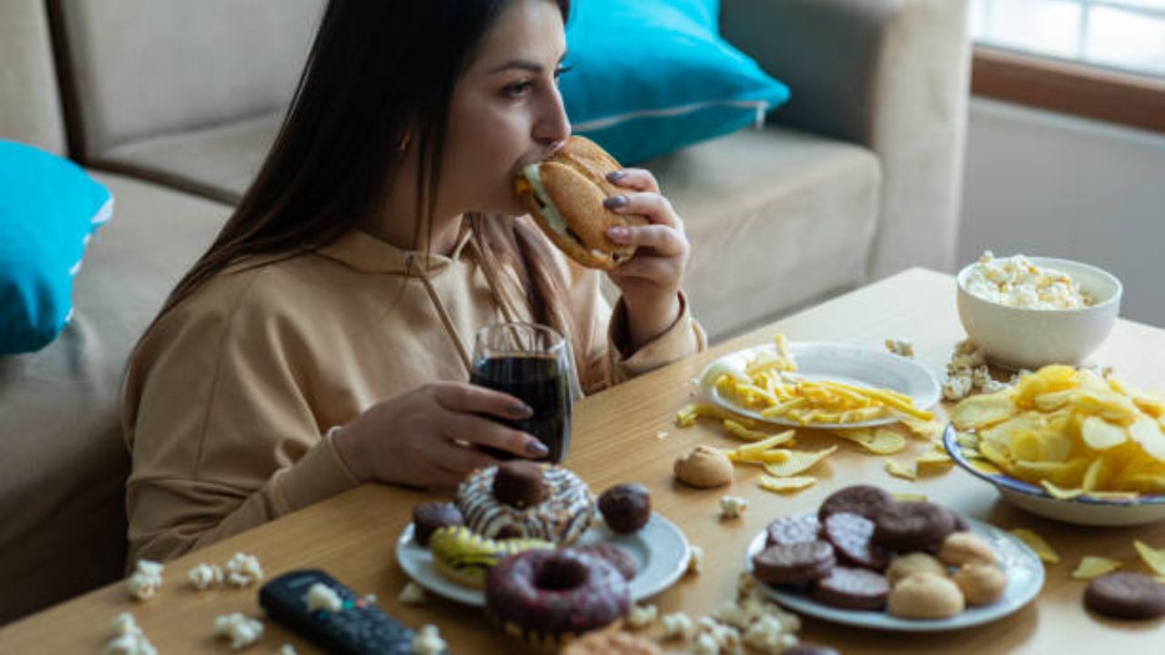 हिवाळ्यात अतिखाणे टाळताच नाही येत का? ‘या’ टिप्स फॉलो करून आटोक्यात येईल तुमची Overeating