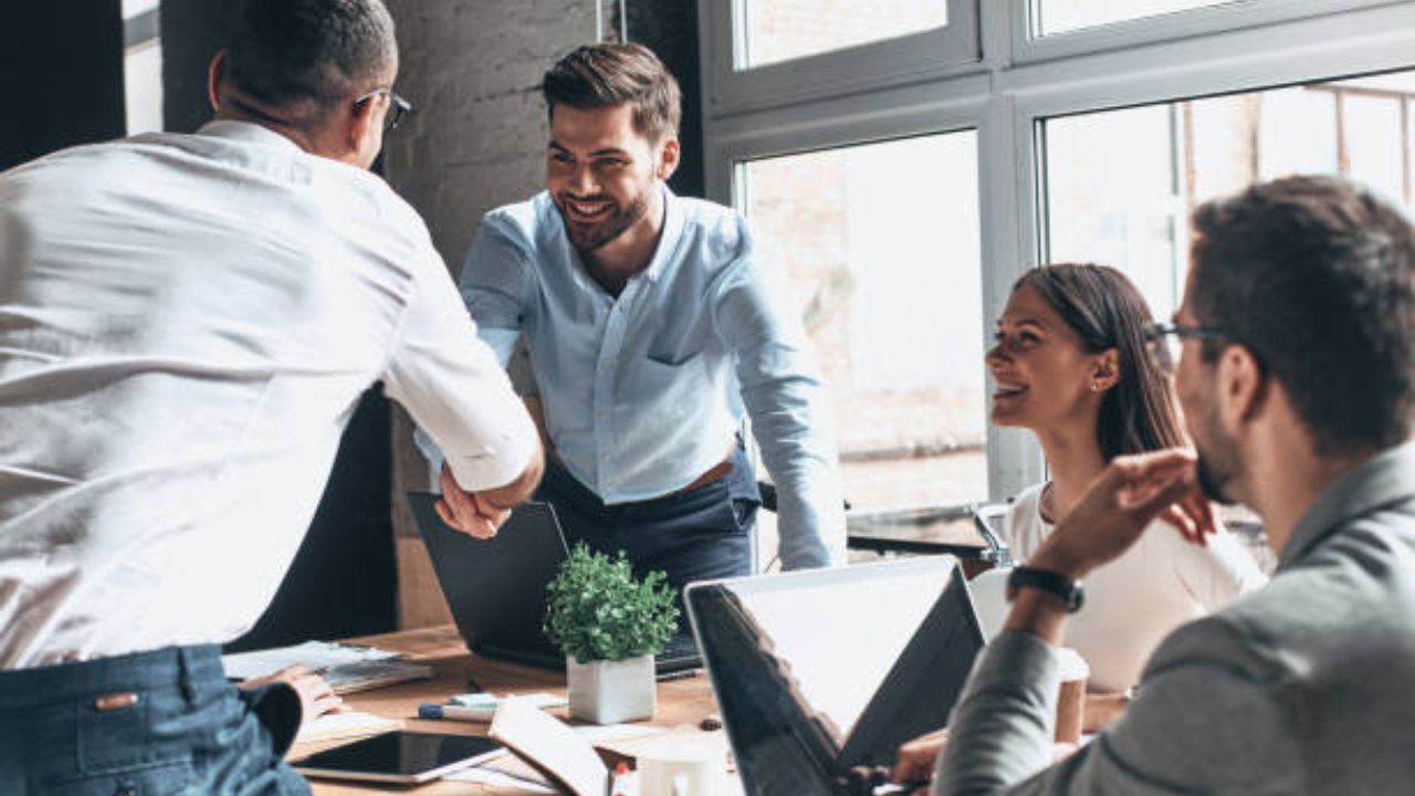 कामाचे ठिकाण चांगले ठेवण्याचे सोपे उपाय (फोटो सौजन्य: iStock)