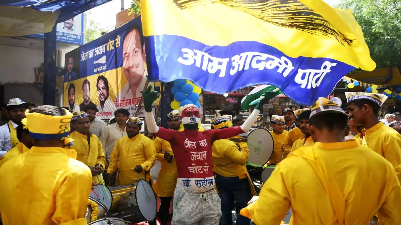 'आप'ने सर्व ७० जागांवर आपले उमेदवार उभे केले आहेत. यावेळी 'आप'ने २० विद्यमान आमदारांची तिकिटे कापली होती, तर तीन आमदारांऐवजी त्यांच्या कुटुंबातील सदस्यांना तिकिटे देण्यात आली होती. 