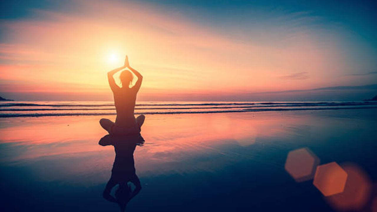 सकारात्मक विचार: अध्यात्म मनुष्याला जीवनाकडे सकारात्मक दृष्टीकोनातून पाहण्यास शिकवते. यामुळे जीवनातील आव्हानांना समोर जाऊन तोंड देता येते.