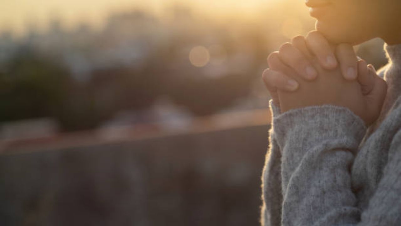 भावनिक स्थिरता: अध्यात्मामुळे व्यक्ती भावनिक दृष्टिकोनातून स्थिर होतो. जीवनातील उतार-चढावांशी सामना करताना व्यक्ती शांतपणे प्रतिक्रिया देतो.