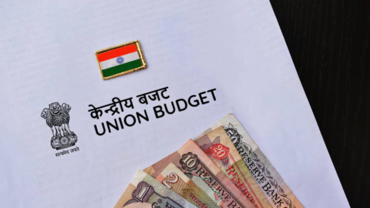 त्याच वेळी, २० टक्के टॅक्स रेटला १२-१५ लाख रुपयांवरून १२-२० लाख रुपये करण्याची शक्यता आहे. याचा फायदा १५-२० लाख रुपयांच्या दरम्यान उत्पन्न असलेल्यांना होऊ शकतो. 