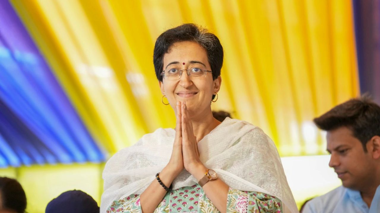 विद्यमान मुख्यमंत्री आतिषी  या देखील मुख्यमंत्रीपदासाठी शर्यतीत आहेत. 
