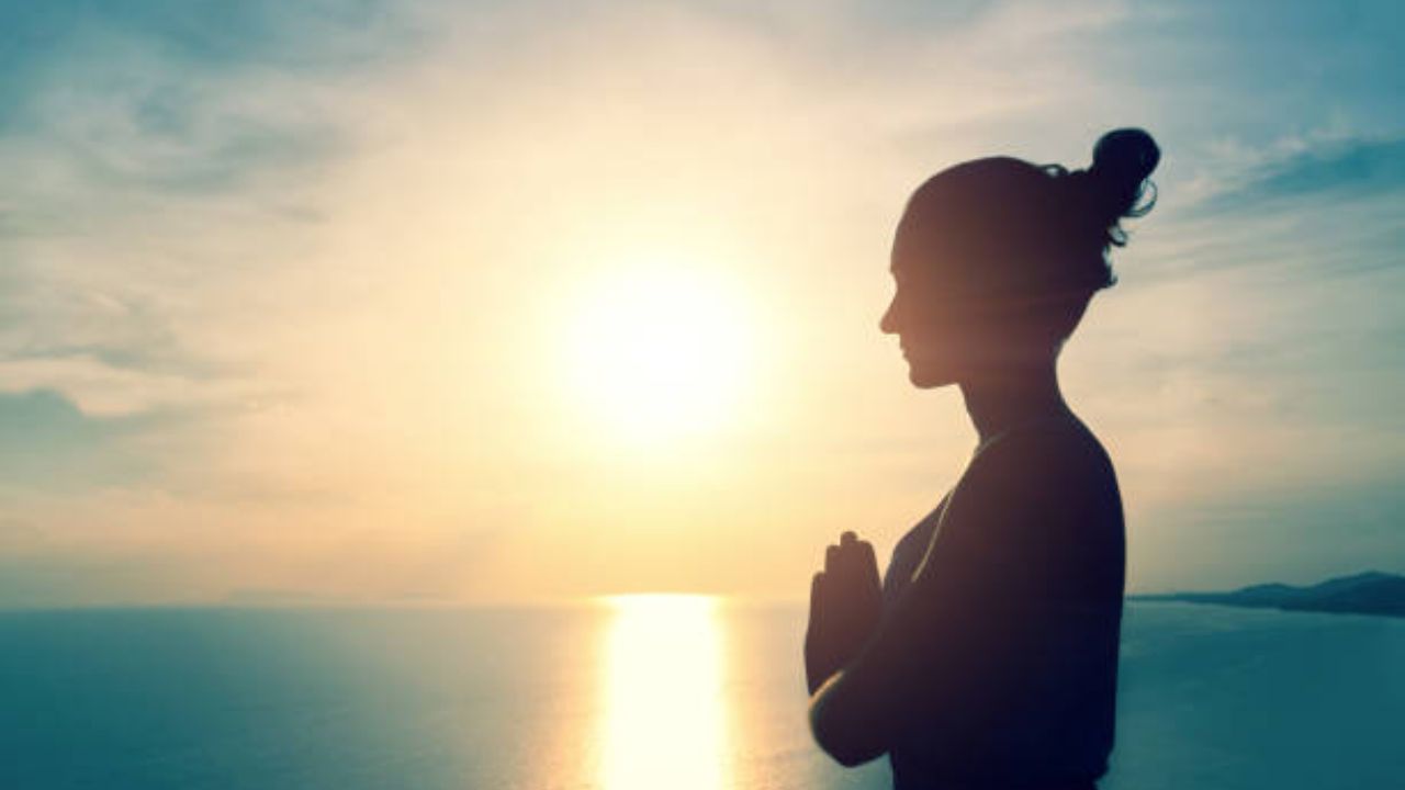 समाजाशी चांगले संबंध: अध्यात्मिक मूल्ये जसे की दया, सहानुभूती आणि प्रेम, आपल्याला इतरांसोबत चांगले संबंध निर्माण करण्यात मदत करतात, जे जीवनात आनंद आणते.