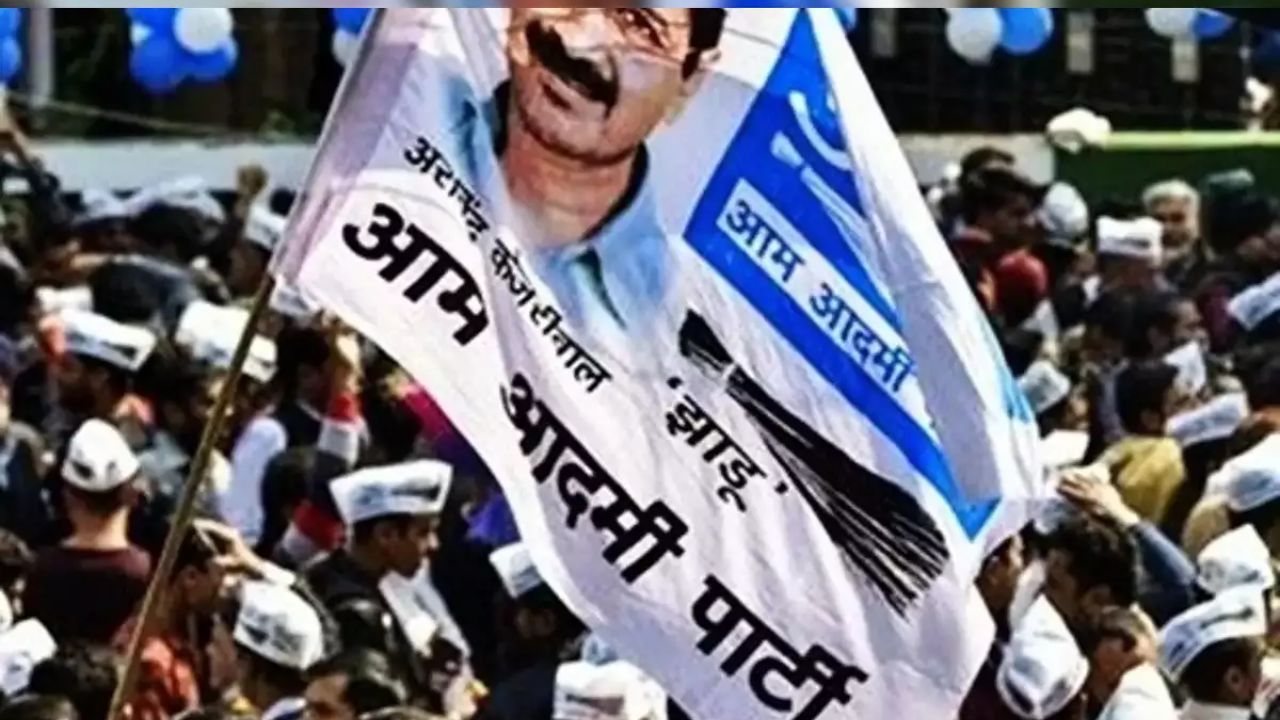 कृष्णा नगर जागेसाठी आपने एसके बग्गा यांच्याऐवजी त्यांचा मुलगा विकास बग्गा यांना तिकीट दिले. त्याचप्रमाणे चांदणी चौक जागेवर प्रल्हाद साहनी यांच्या जागी त्यांचा मुलगा पुरूणदीप साहनी यांना संधी मिळाली. दुसरीकडे, उत्तम नगरचे आमदार नरेश बाल्यान हे सध्या खंडणी आणि वसुली प्रकरणात तुरुंगात आहेत, त्यामुळे आपने त्यांच्या पत्नी पॉश बाल्यान यांना तिकीट दिले आहे.