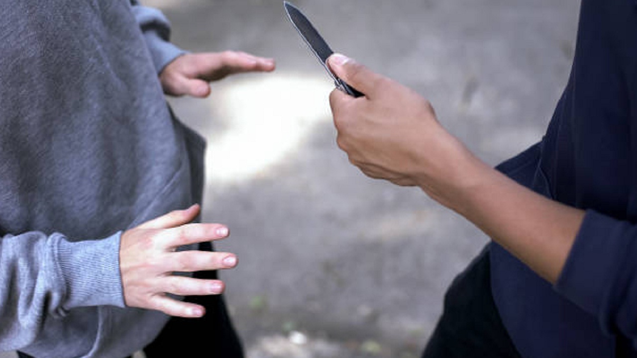 पुण्यातील महापालिका भवनजवळ दोघांना लुटले, मारहाणही केली अन्...