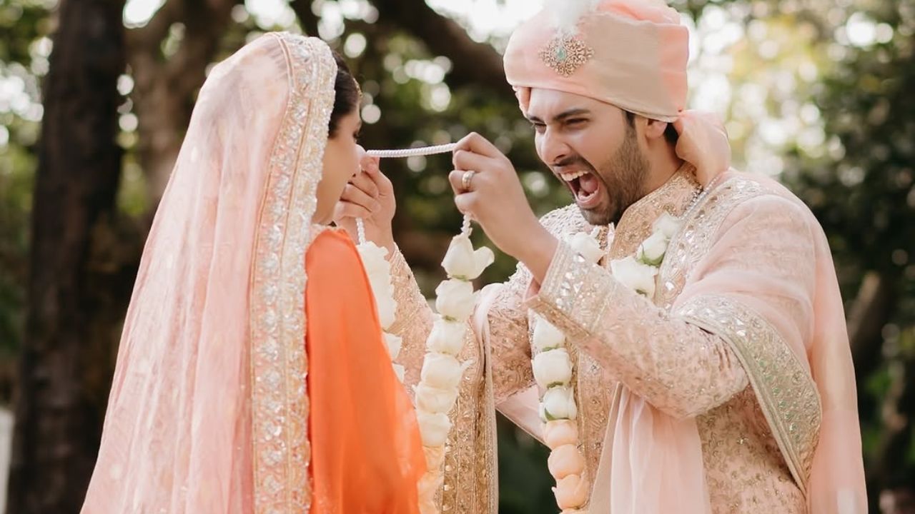 अरमान मलिकने ऑगस्ट २०२३ मध्ये आशना श्रॉफला प्रपोज केले होते. नंतर, त्याने त्याच्या मैत्रिणीसाठी कसम से - द प्रपोजल नावाचा एक संगीत व्हिडिओ देखील जारी केला. सुमारे दोन महिन्यांनंतर, या जोडप्याने अधिकृतपणे साखरपुडा केला, ज्याचे फोटो त्यांनी शेअर केले. 