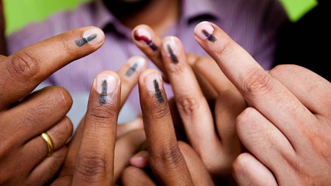 यावेळी दिल्ली निवडणुकीत एकूण 699 उमेदवारांनी अर्ज दाखल केले आहेत. त्यापैकी 132 म्हणजेच 19 टक्के उमेदवारांनी स्वतःविरुद्ध गुन्हेगारी खटले घोषित केले आहेत. तर 2020 च्या निवडणुकीत हा आकडा 672 उमेदवारांपैकी 133 होता, म्हणजेच 20 टक्के होता. आता मतदार कोणाच्या पाठिशी मतदानरुपी आशिर्वाद देणार याची सर्वांना उत्सुकता लागली आहे. 