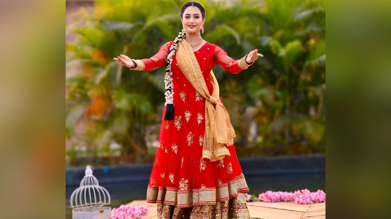 अभिनेत्री गिरीजा प्रभू सध्या स्टार प्रवाह वाहिनीवरील ‘सुख म्हणजे नक्की काय असतं’ या मालिकेत काम करत आहे. ती या मालिकेत सध्या ‘नित्या’ची भूमिका साकारत आहे.
