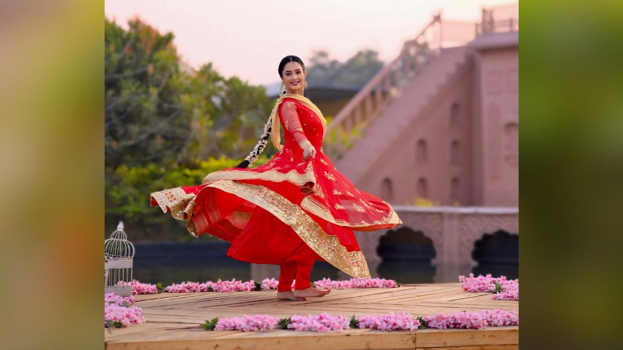 अभिनेत्रीने शेअर केलेल्या फोटोमध्ये क्लासिकल डान्सची पोजेस दिलेल्या आहेत. ती या फोटोमध्ये खूपच सुंदर दिसत असून तिच्या सौंदर्याचे चाहते कौतुक करीत आहेत.