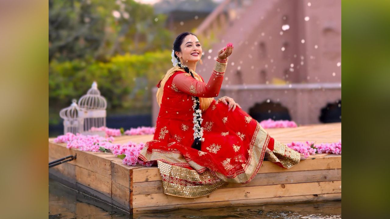 सिंपल हेअरस्टाईल, केसात गजरा आणि गोल्डन डायमंड ज्वेलरी वेअर करून अभिनेत्रीने आपला लूक पूर्ण केलेला आहे. शेअर केलेल्या फोटोंमध्ये अभिनेत्री खूपच सुंदर दिसत असून चाहते तिच्या सौंदर्याचे कौतुक करीत आहेत.