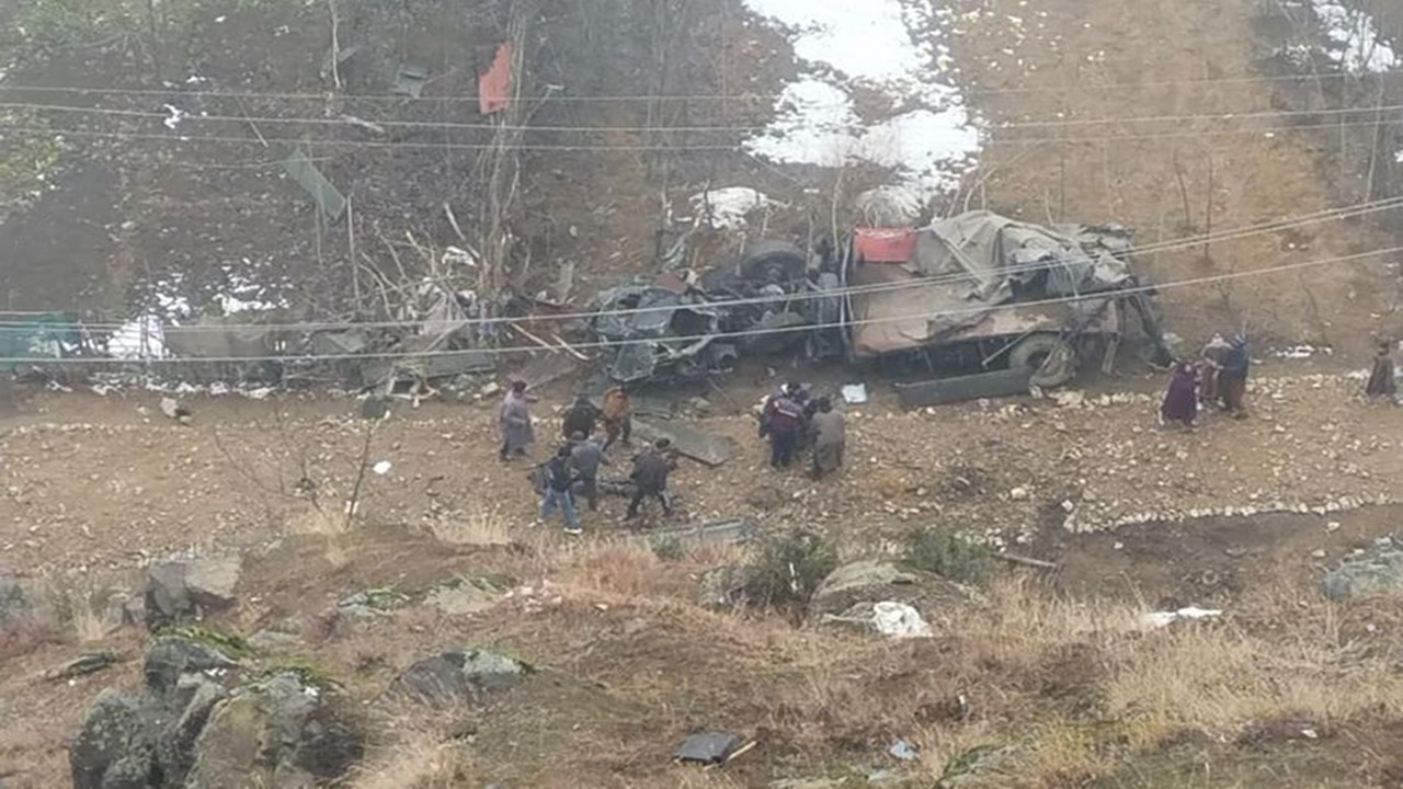 जम्मू-काश्मीरच्या बांदीपोरामध्ये लष्कराचा ट्रक दरीत कोसळला (फोटो सौजन्य-X)