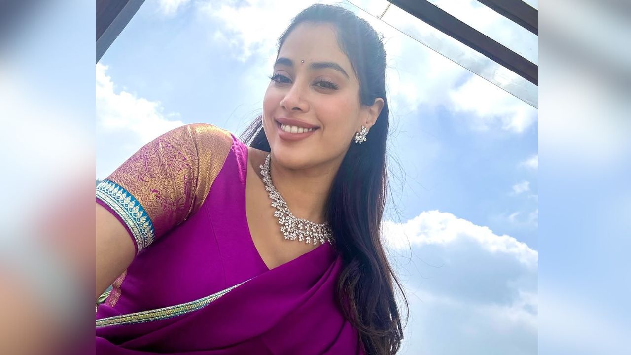 कायमच आपल्या अभिनयामुळे चर्चेत राहिलेल्या जान्हवीने काही तासांपूर्वीच इन्स्टाग्रामवर सुंदर फोटोज् शेअर केले आहेत. शेअर केलेल्या फोटोंमध्ये जान्हवीने ब्लू कलरची सिंपल साडी नेसून सुंदर फोटोशूट शेअर केले आहेत.