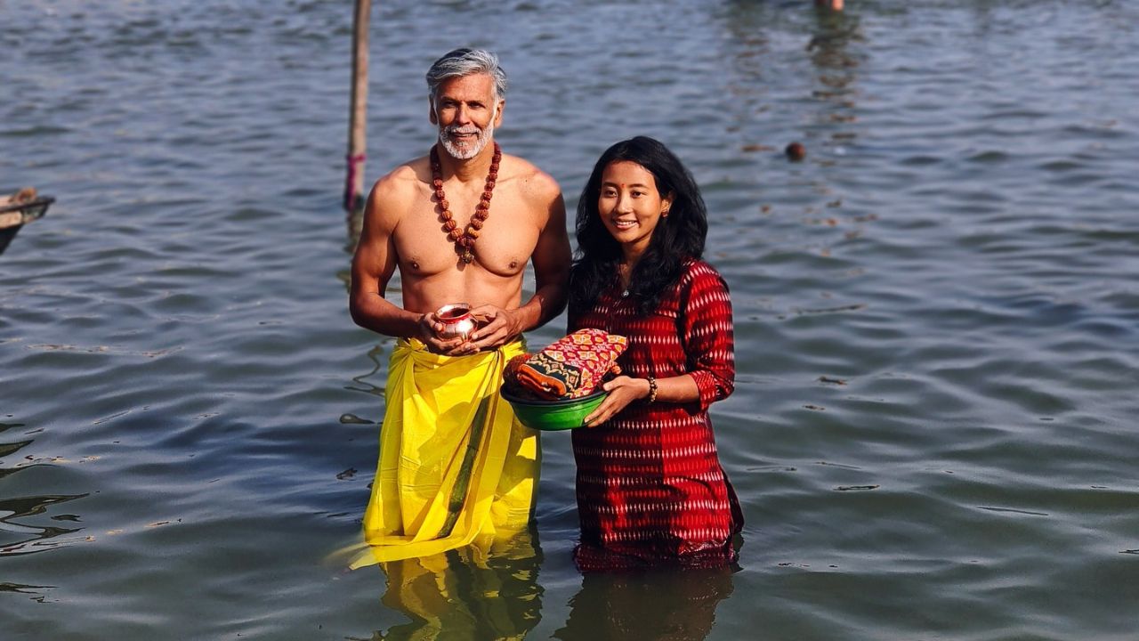 शेअर केलेल्या फोटोंमध्ये, मिलिंद आणि त्याच्या पत्नीने महाकुंभात श्रद्धेने स्नान केले. मिलिंदने पत्नीसोबत सूर्यदेवाला पाणी अर्पण केले. एवढेच नाही तर हे दोघेही सर्वसामान्यांमध्ये महाकुंभमेळ्याचा आनंद लुटताना दिसले. मिलिंद आणि अंकिताच्या फोटोंवर चाहत्यांकडून कौतुकाचा वर्षाव केला जात आहे.
