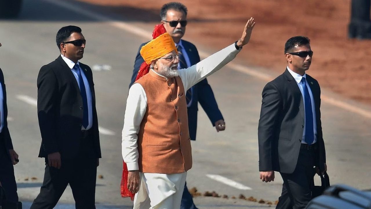 2019 च्या प्रजासत्ताक दिना दिवशी नरेंद्र मोदी यांनी लाल पिवळसर-केशरी रंगाची पगडी परिधान केली होती. त्यांनी ती तपकिरी जॅकेट, क्रीम रंगाचा कुर्ता आणि चुरिदार पायजम्यासह परिधान केली होती. 