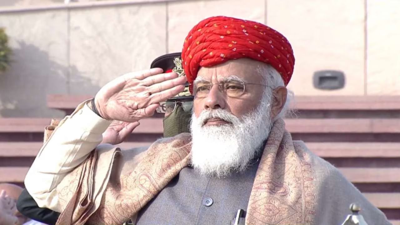 2021 च्या प्रजासत्ताक दिनानिमित्त नरेंद्र मोदींनी गुजरातच्या जामनगरच्या राजघराण्याकडून भेट म्हणून मिळालेली ‘हलारी पगडी’ परिधान केली होती. ही पगडी लाल रंगाच्या बांधणी कापडावर पिवळ्या ठिपक्यांची होती. त्यांनी ती ग्रे जॅकेट, पांढऱ्या कुर्ता-पायजमा आणि भरतकाम असलेल्या शालीसह परिधान केली होती.