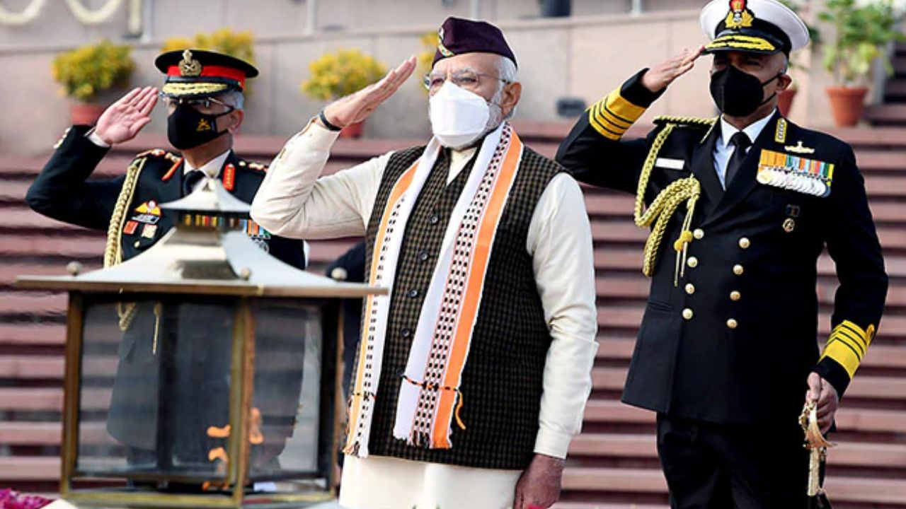 2022 साली 73 व्या प्रजासत्ताक दिनच्या वेळी नरेंद्र मोदीं यांनी पारंपरिक कुर्ता, पायजमा आणि ग्रे चेक जॅकेट परिधान केले होते. यावेळी त्यांनी उत्तराखंडच्या पारंपरिक टोपीसह ब्रह्म कमळ प्रेरित ब्रोच आणि स्कार्फ घालून आपला लूक आकर्षक बनवला होता.