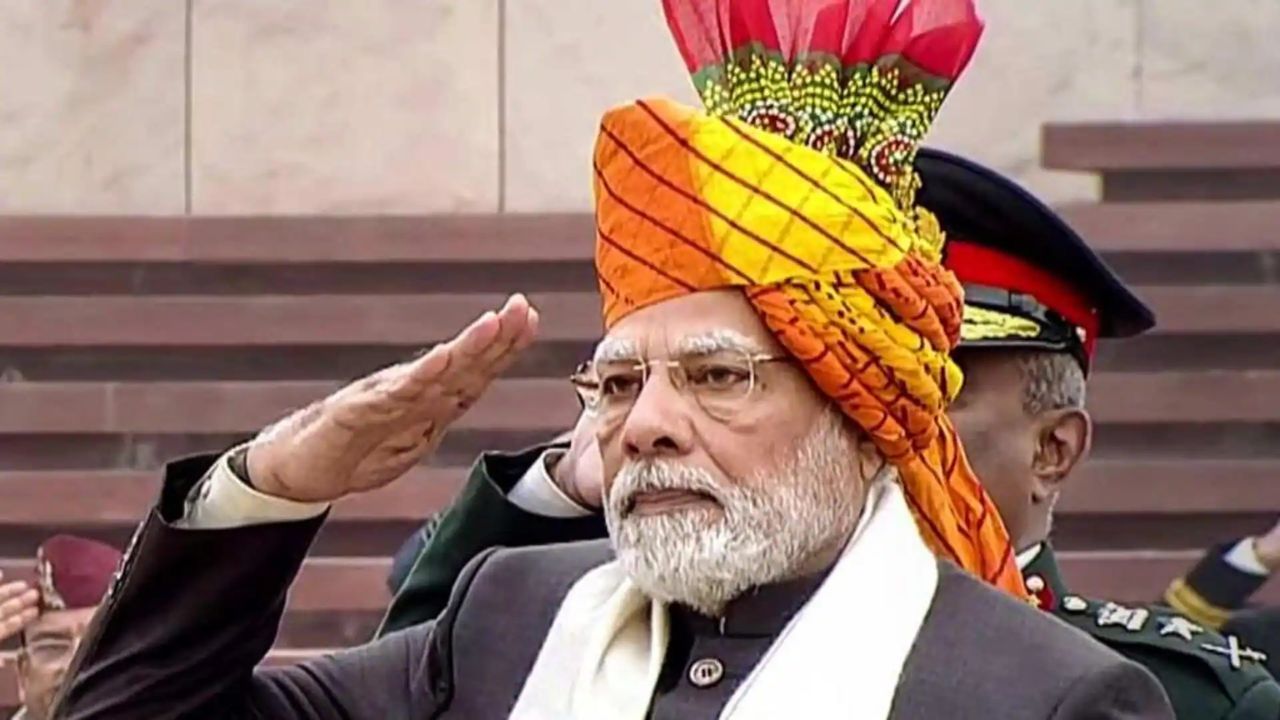 2023 च्या 74 व्या प्रजासत्ताक दिनी पंतप्रधान मोदींनी नारंगी, लाल, हिरवा, पिवळा आणि पांढऱ्या रंगांच्या पारंपरिक फेट्याची निवड केली होती. त्यांनी क्रीम रंगाचा चुरिदार कुर्ता, काळ्या रंगाचा बंधगळा कोट आणि रेशमी शाल परिधान करून आपला पोशाख पूर्ण केला.