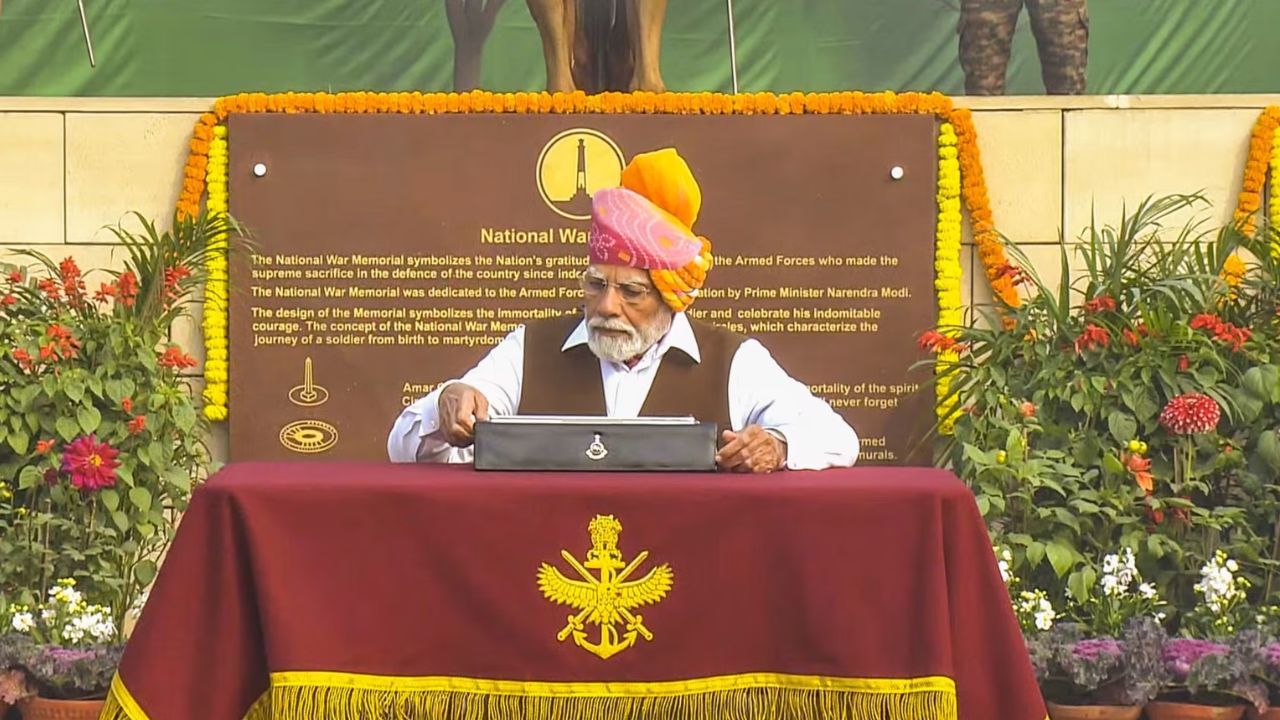 गेल्या वर्षी 2024 च्या प्रजासत्ताक दिनानिमित्त नरेंद्र मोदींची पगडी खूप चर्चेत होती. त्यांनी केशरी, गुलाबी, पांढरा आणि पिवळ्या रंगातील बांधनी प्रिंटची पगडी परिधान केली होती. त्यांनी ती पगडी पांढऱ्या कॉटन कुर्ता-पायजमा आणि तपकिरी सदरीसोबत परिधान केली होती.  